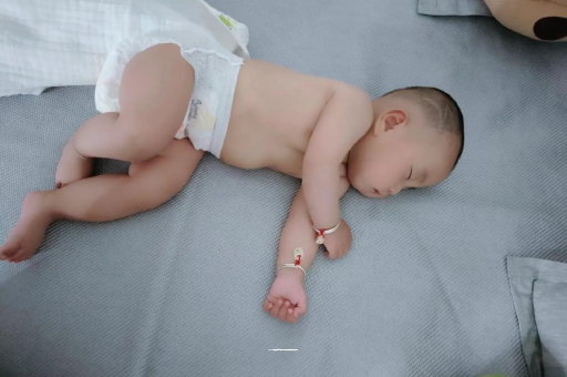 武穴三个月宝宝抬头不稳